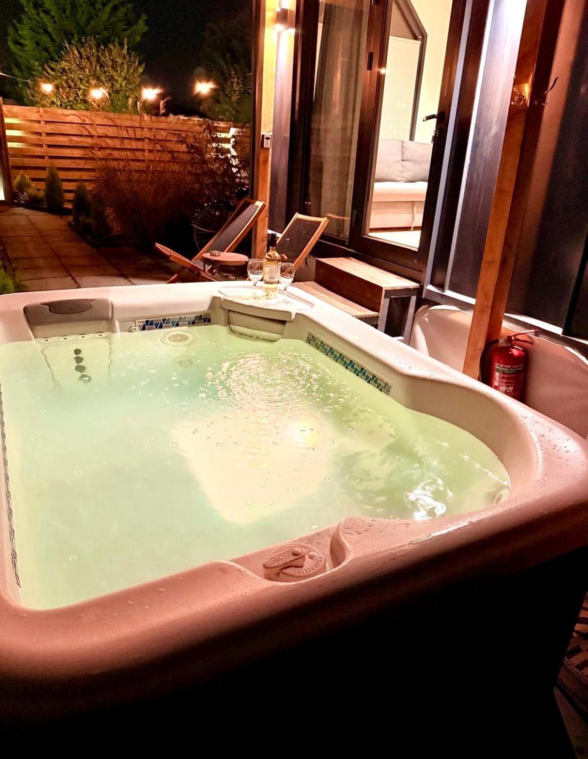 Tiny House With Sauna & Jacuzzi Near Amsterdam Vijfhuizen Екстер'єр фото